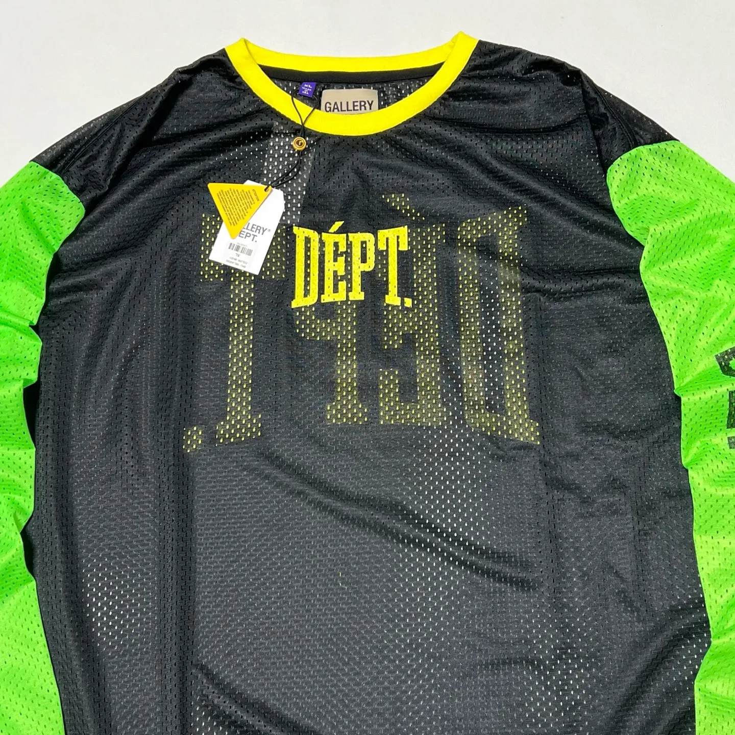 GALLERY DEPT. SPORT ELEGANT L/S BLK/GRN/YLW DEPT. Mesh color-blocked long-sleeved jersey. Black S-XL mesh item is a must-have for every fashionista. Soft, breathable and comfortable to wear alone. Layered to match the fashion pioneer. Original dyed mesh fabric. No color difference. Original printing process. Durable after washing and does not fall off. Original consistent main label/hangtag/composition and water label.